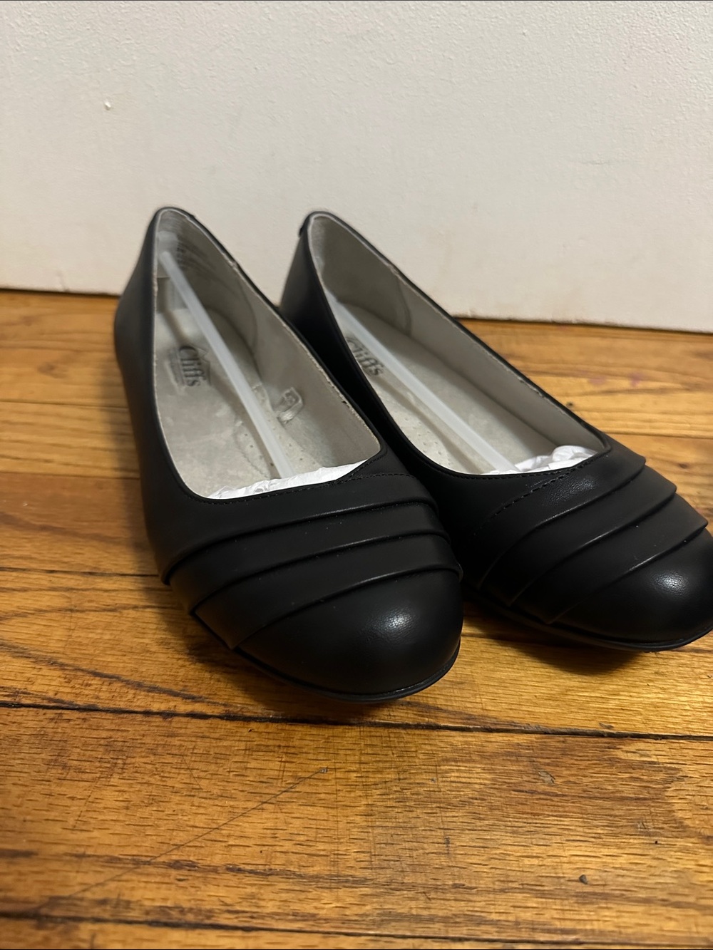Cliffs by WHITE MOUNTAIN Black Pleated Round-Toe Slip-Ons